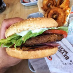 A&W - Le Beyond Burger, on pourrait jurer que c'est de la viande.