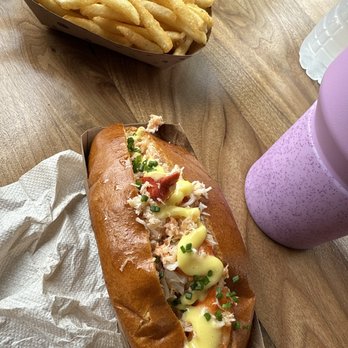 Boxi Park - Lobster roll - Bars Near Me - Orlando, Florida