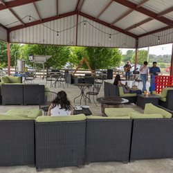 Longhorn Cellars - Outdoor patio