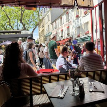La Mère Catherine - The street view from our table. - French Near Me - Paris, 75