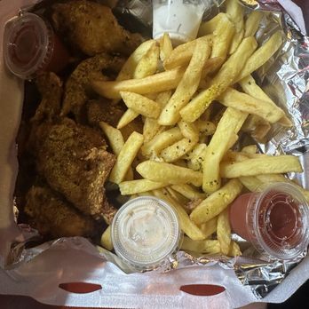 Tacos Y Pupusas Express - Lemon pepper Chicken Wings and Fries - Food Trucks Near Me - Houston, Texas Tacos Y Pupusas Express - Lemon pepper Chicken Wings and Fries - Food Trucks Near Me - Houston, Texas