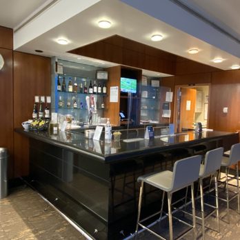 United Club - the bar and lounge area - Airport Lounges Near Me - Portland, Oregon United Club - the bar and lounge area - Airport Lounges Near Me - Portland, Oregon