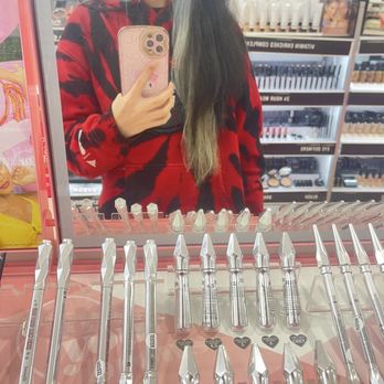 Winnie Cuts - i asked for layers but they literally just made my undyed and dyed hair two different lengths--no effort at all - Hair Salons Near Me - Brentwood, California Winnie Cuts - i asked for layers but they literally just made my undyed and dyed hair two different lengths--no effort at all - Hair Salons Near Me - Brentwood, California