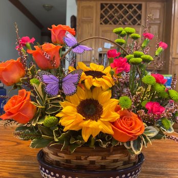 Phillip's Flowers & Gifts - Table center piece. - Florists Near Me - La Grange, Illinois Phillip's Flowers & Gifts - Table center piece. - Florists Near Me - La Grange, Illinois