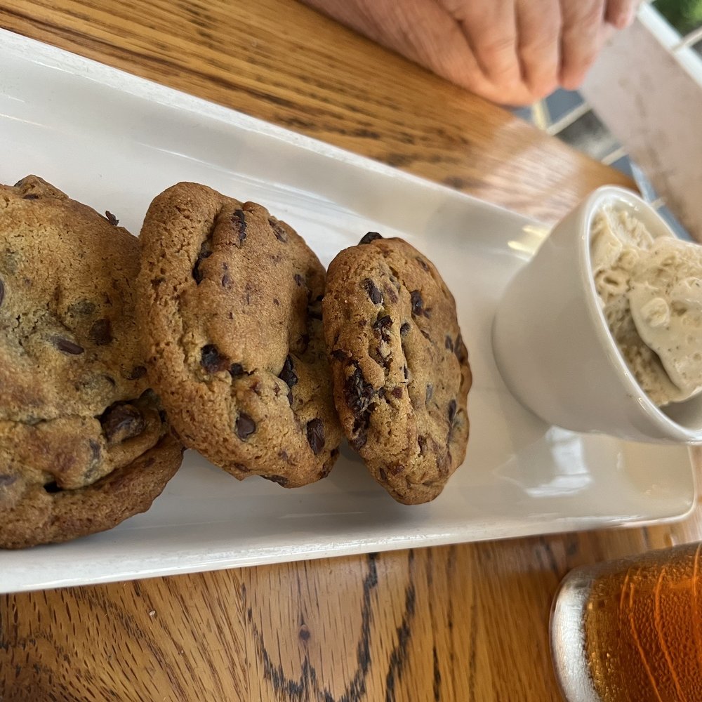 Foster's Kitchen - Chocolate Chip Cookies with Ice Cream - American Near Me - Kailua-Kona, Hawaii Foster's Kitchen - Chocolate Chip Cookies with Ice Cream - American Near Me - Kailua-Kona, Hawaii