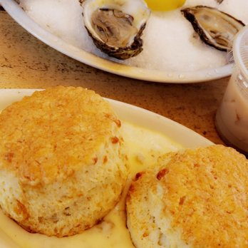 Big Daddy's - Brunch starters: biscuits and gravy, raw oysters - Cajun/Creole Near Me - Massapequa, New York