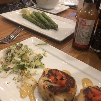 Pearlz - Crab cake appetizer with a side of asparagus - Seafood Near Me - Charleston, South Carolina Pearlz - Crab cake appetizer with a side of asparagus - Seafood Near Me - Charleston, South Carolina