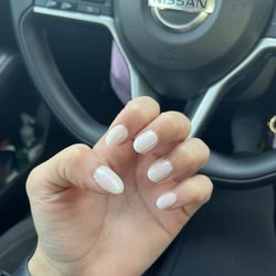 Mr.&Mrs. Nails & Spa - White chrome dip powder