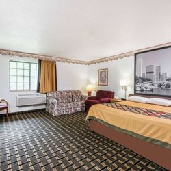 Super 8 by Wyndham Coshocton Roscoe Village - Guest room