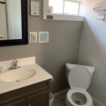 Riverwalk Park Inn Cafe - Bathroom with walk in shower on left - Breakfast & Brunch Near Me - Chelan, Washington Riverwalk Park Inn Cafe - Bathroom with walk in shower on left - Breakfast & Brunch Near Me - Chelan, Washington