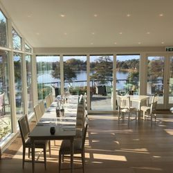 Hotel Bretagne, Hornbæk - Lovely dining space with so much sunlight beaming through.