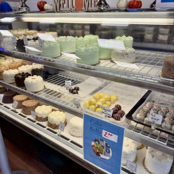 Cake Bar - There they are, those delicious cake balls I mentioned. - Patisserie/Cake Shop Near Me - Dallas, Texas Cake Bar - There they are, those delicious cake balls I mentioned. - Patisserie/Cake Shop Near Me - Dallas, Texas