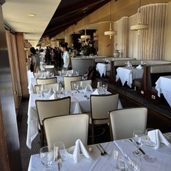 The Signature Prime Steak & Seafood - Dining room