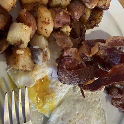 Rochelle's Restaurant - Eggs , bacon & home fries.