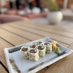 Zuma - Salmon Avocado Maki Roll (1100₺)