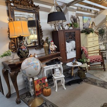 Willow Tree Antiques & Primitives - Antiques Near Me - Roanoke, Virginia