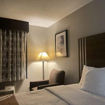 Quality Inn - beautiful bedroom - Hotels Near Me - Effingham, Illinois Quality Inn - beautiful bedroom - Hotels Near Me - Effingham, Illinois