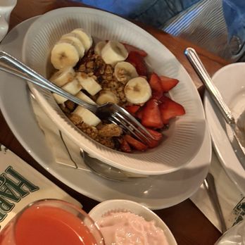 Harris Ranch Resort - Granola, yogurt and fruit - American Near Me - Coalinga, California Harris Ranch Resort - Granola, yogurt and fruit - American Near Me - Coalinga, California