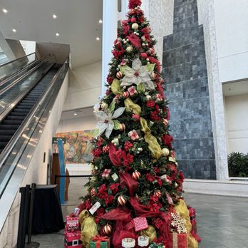 Twas The Light Before Christmas - Christmas tree - Virtual Reality Centers Near Me - Honolulu, Hawaii