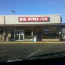 Entrance to Big Apple Inn via State Street (Hwy.51) Entrance to Big Apple Inn via State Street (Hwy.51)