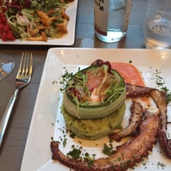 Sassafras - Salat mit Pfifferlingen gegenüber und am eigenen Platz, sehr lecker!, gegrillten Oktopus mit Kartoffel-Wasabipüree..