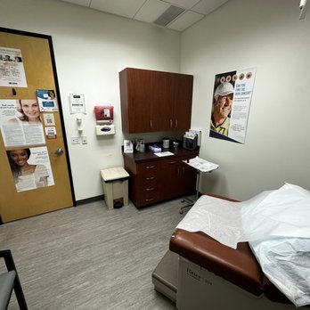 Advanced Dermatology and Cosmetic Surgery - The patient's room - Dermatologists Near Me - Gilbert, Arizona Advanced Dermatology and Cosmetic Surgery - The patient's room - Dermatologists Near Me - Gilbert, Arizona