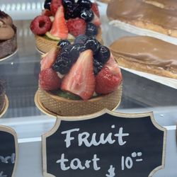 Le Molière French Café & Bakery - Fruit tart was delicious!