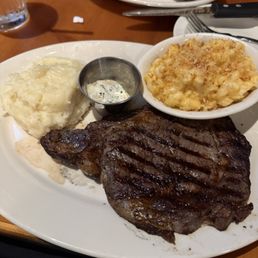Rib eye, mashed potatoes, mac and cheese with side of garlic butter Rib eye, mashed potatoes, mac and cheese with side of garlic butter