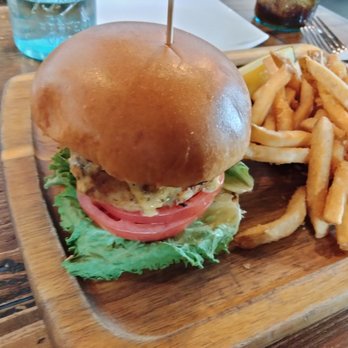 Blackwall Hitch - Crab Cake Sandwich - New American Near Me - Baltimore, Maryland