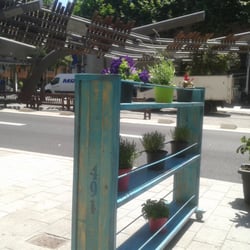 Palets - Con sus plantitas en los mini estantes color turquesa