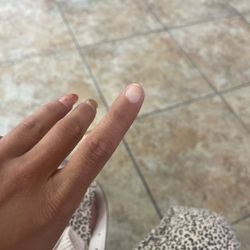 Sunny Nails - broken nail