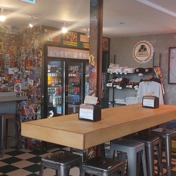Casse-Croûte MangeDansMonHood - Le comptoire et une table a partager - Burgers Near Me - Montreal, Quebec Casse-Croûte MangeDansMonHood - Le comptoire et une table a partager - Burgers Near Me - Montreal, Quebec