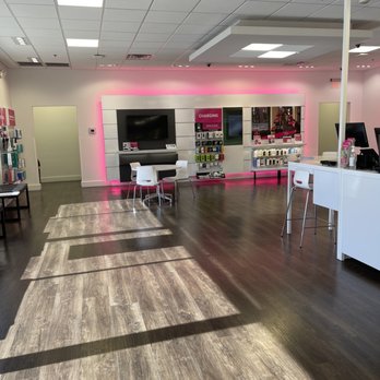 T-Mobile Experience Store - Mobile Phones Near Me - Irving, Texas
