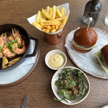 Oblix At The Shard - Roasted prawns, chips, pardon peppers, and mini Wagyu burgers - Lounges Near Me - London, XGL Oblix At The Shard - Roasted prawns, chips, pardon peppers, and mini Wagyu burgers - Lounges Near Me - London, XGL
