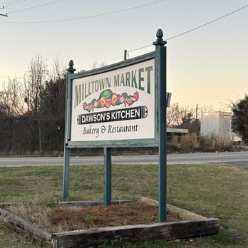 Dawson's Kitchen - Sign from the road- plenty of parking in the gravel lot - Bakeries Near Me - Macon, Georgia