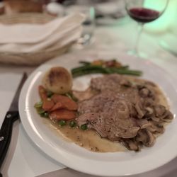 Le Petit Bistro - Medallions De Porc Aux Champignons