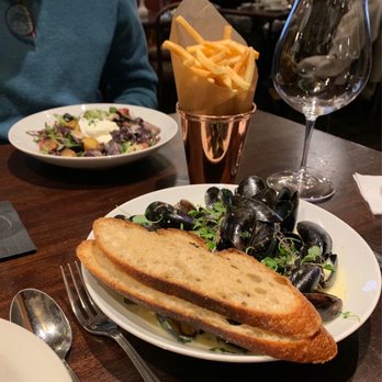 Le Sélect Bistro - Moule and frites plus frisée salad - French Near Me - Toronto, Ontario Le Sélect Bistro - Moule and frites plus frisée salad - French Near Me - Toronto, Ontario