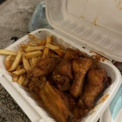 Buffalo Grille - 6pc Cajun wings with fries