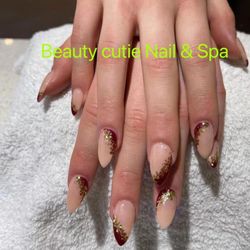 I like the nails done by Eva very professionally and in shape. I will make an appointment with him next time.