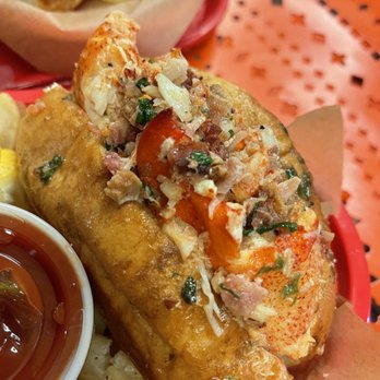 Fat Cheeks Hawaii - Truffle Bacon Lobster Roll - Sandwiches Near Me - Honolulu, Hawaii