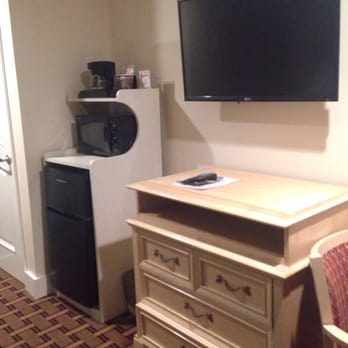 The Pacific Inn - Wall mounted TV and surprisingly clean carpeted floor - Hotels Near Me - Monterey, California The Pacific Inn - Wall mounted TV and surprisingly clean carpeted floor - Hotels Near Me - Monterey, California