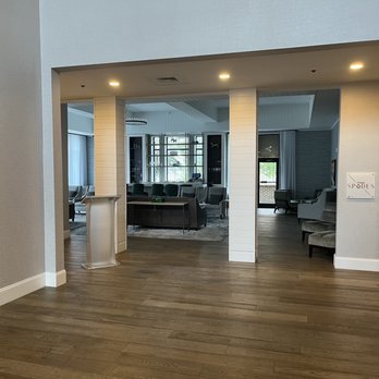 The Bluff - Lobby - Hotels Near Me - Savannah, Georgia