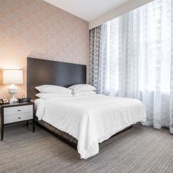 Embassy Suites by Hilton Louisville Downtown - Guest room