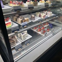 Cases of sliced cakes and whole cakes Cases of sliced cakes and whole cakes