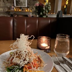 Red Onion - Bang bang chicken salad