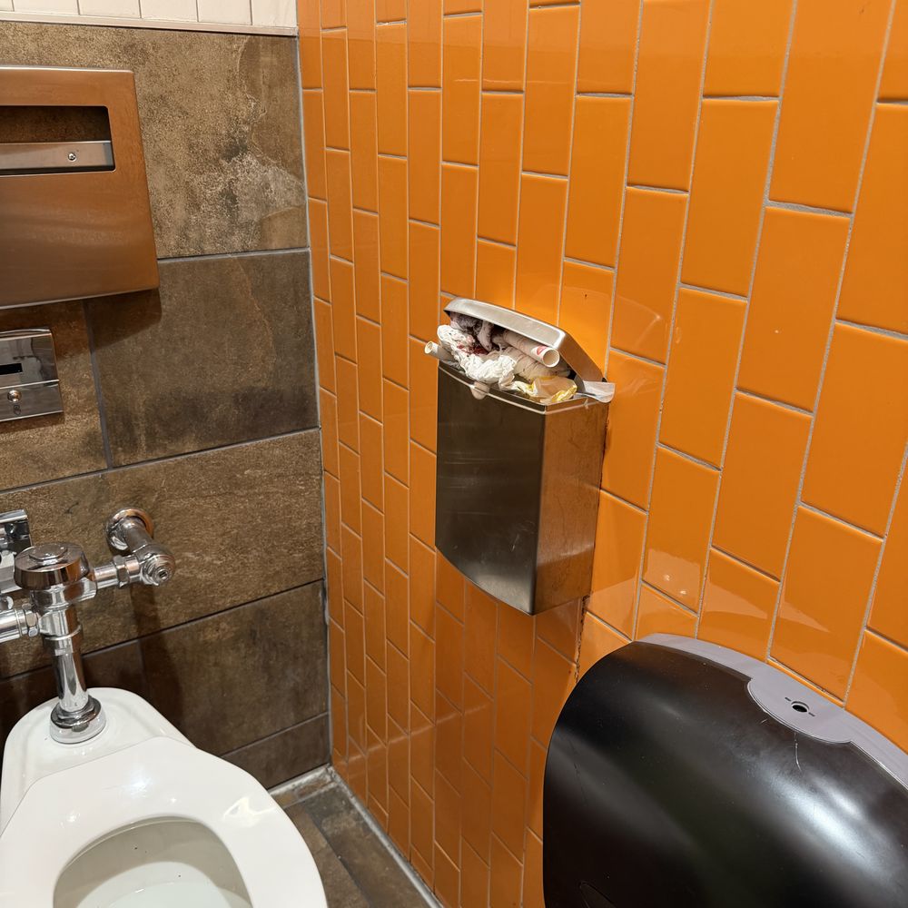 Circle K - Nokomis - Bloody tampons with ants crawling all over at face level - Convenience Stores Near Me - Nokomis, Florida