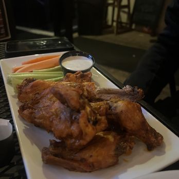 Pints - buffalo wings - Sports Bars Near Me - Elmhurst, Illinois