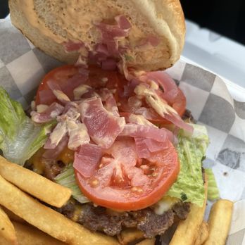 Luckies Artisan Kitchen - Classic smash - New American Near Me - Munster, Indiana