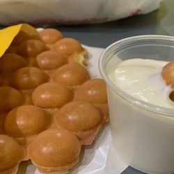 Happy Lemon - Original egg waffle with salted cheese dip - it's so good!