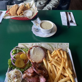 Big Lake Bar & Grill - American Near Me - Mount Vernon, Washington
